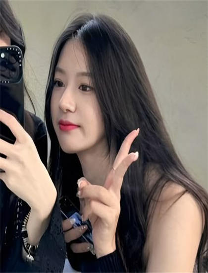 热门：奇迹女人色彩运用文化解析：色调选择与情绪表达分析